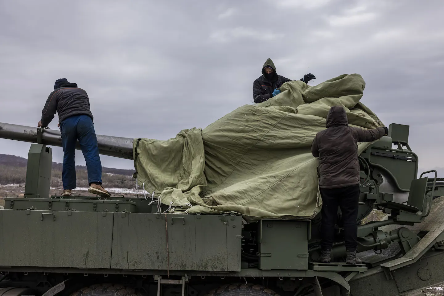 Працівники заводу прикривають Богдану. Після випробувань артилерійська установка була відправлена ​​на завод для остаточного налаштування.